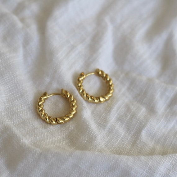18k Gold Plated Twisted Ring Shape Huggie Hoop Earrings  display picture 2