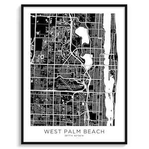 Puede incluir: Mapa en blanco y negro de West Palm Beach, Florida. El mapa muestra las calles y vías fluviales de la ciudad. El texto "West Palm Beach" y las coordenadas "26°71'N 80°06'W" están impresas debajo del mapa.