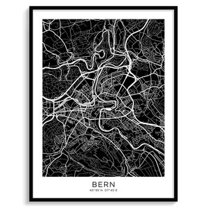 Puede incluir: Un mapa en blanco y negro de Berna, Suiza. El mapa muestra las calles y vías fluviales de la ciudad. El texto "BERN 45°95' N 07°45' E" está en la parte inferior del mapa.