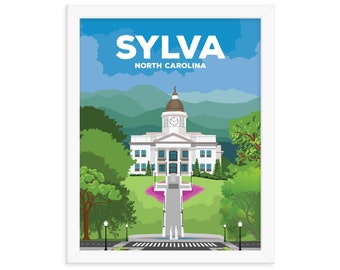 Pode incluir: Um edifício branco com uma torre de relógio na frente de uma colina verde com árvores. O edifício tem uma placa que diz "Sylva, Carolina do Norte".