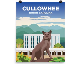 Pode incluir: Um pôster de estilo retro com fundo azul que apresenta um cão marrom na frente de um prédio branco com uma cordilheira de montanhas ao fundo. O texto "CULLOWHEE NORTH CAROLINA" está no topo do pôster.