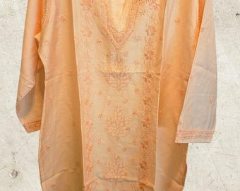 Kurta corta da donna in seta indiana con ricamo Chikankari/ Kurta corta a maniche a 3/4 in Chanderi/ Regalo per lei/ Camicia fatta a mano/ Taglia 46 pollici/ Spedizione dagli Stati Uniti