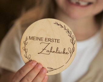 Meilensteinkarte Karte aus Holz, Meine erste Zahnlücke