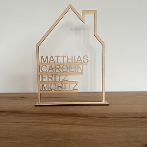 Casa con nombre I miembros de la familia grabado I casa de madera personalizada I decoración familiar I signo de puerta familia I regalo