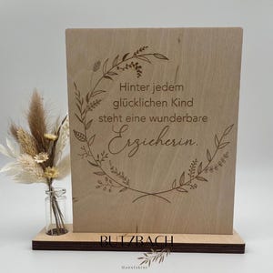 Holzschild mit graviertem Kranz und Trockenblumen – Das perfekte Geschenk für Erzieherinnen
