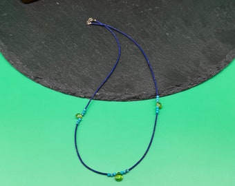 Collier fine multiperles lapis lazuli, turquoise et petite pendentifs péridot, perles lapis lazuli chaîne perles turquoise, lapis-lazuli