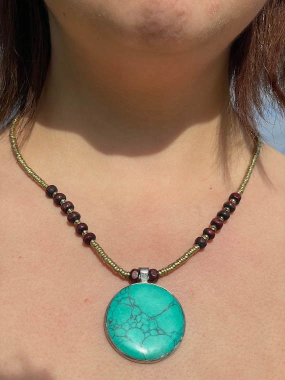 collier en turquoise avec perles bois  bijoux fait