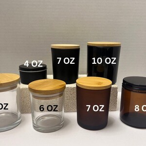 Pu&ograve; includere: Assortimento di sette barattoli per candele di varie dimensioni, tra cui 4 oz, 6 oz, 7 oz, 8 oz e 10 oz. I barattoli sono in vetro trasparente, vetro ambrato e vetro nero. Alcuni barattoli hanno coperchi in legno.
