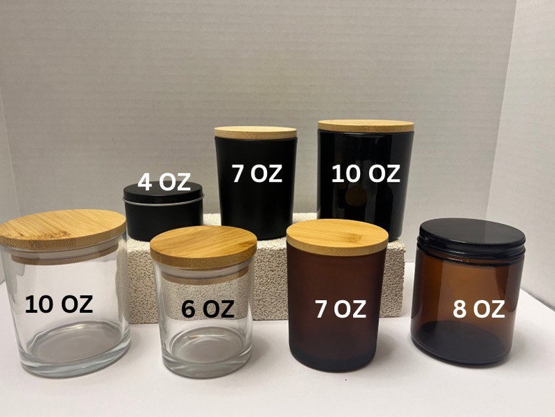 Pu&ograve; includere: Assortimento di sette barattoli per candele di varie dimensioni, tra cui 4 oz, 6 oz, 7 oz, 8 oz e 10 oz. I barattoli sono in vetro trasparente, vetro ambrato e vetro nero. Alcuni barattoli hanno coperchi in legno.