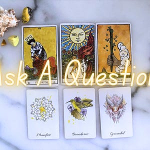 Op de afbeelding: Tarotkaarten met illustraties van de zon, een hand die een staf vasthoudt en een vrouw met een leeuw. De kaarten zijn gerangschikt met de tekst "Ask A Question" in neon. Extra kaarten lezen "Manifest", "Boundaries" en "Grounded".