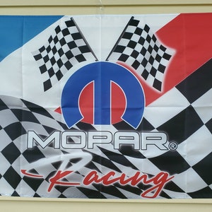 Könnte beinhalten: Rechteckige Flagge mit dem Mopar Racing-Logo. Die Flagge hat einen blauen und roten Hintergrund mit Schachbrettmuster und dem Mopar-Logo in der Mitte. Das Wort "Racing" ist rot geschrieben.