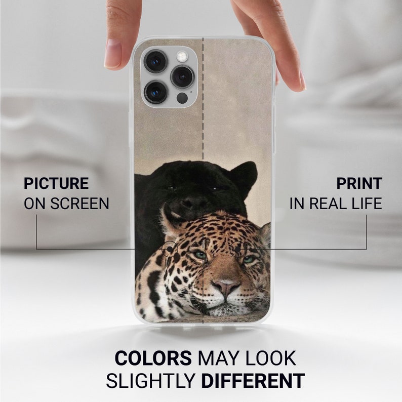 Op de afbeelding: Een transparante telefoonhoes met een bedrukte afbeelding van een zwarte panter en een jaguar. De afbeelding toont de panter die op de jaguar ligt. De hoes is ontworpen voor een iPhone met een drievoudige camera lens.
