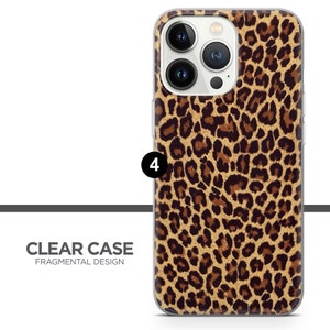 Op de afbeelding: Een transparante telefoonhoes met een luipaardprint. De hoes is compatibel met een iPhone 13 Pro Max.