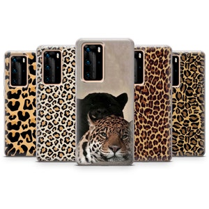 Op de afbeelding: Set van vijf telefoonhoesjes met een luipaardprint. Een hoesje heeft een zwarte panter en een jaguar met een luipaardprint achtergrond.