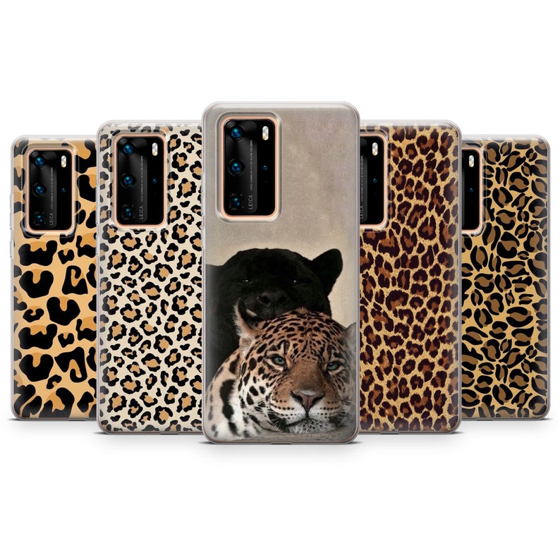 Op de afbeelding: Set van vijf telefoonhoesjes met een luipaardprint. Een hoesje heeft een zwarte panter en een jaguar met een luipaardprint achtergrond.