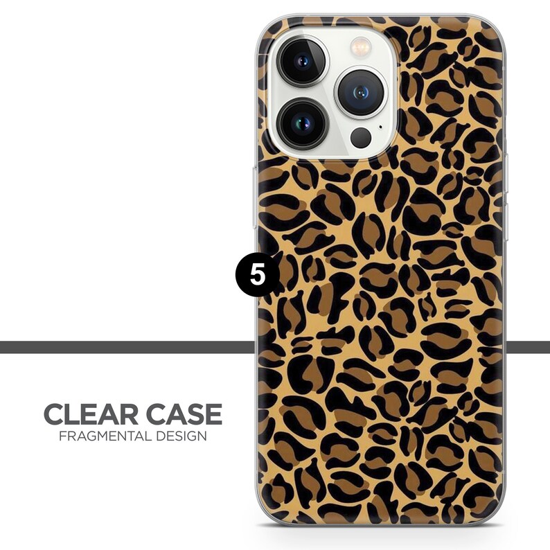 Op de afbeelding: Een transparante telefoonhoes met een luipaardprint. De hoes is ontworpen voor een telefoon met een drievoudig camerasysteem.