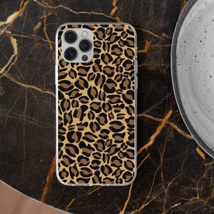 Op de afbeelding: Een transparante telefoonhoes met een luipaardprint. De hoes is zwart en bruin.