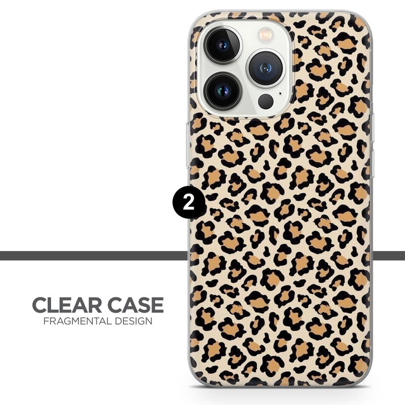 Op de afbeelding: Een transparante telefoonhoes met een luipaardprint. De hoes is ontworpen voor een iPhone met een camerabult.