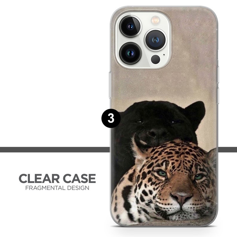 Op de afbeelding: Een transparante telefoonhoes met een ontwerp van een zwarte panter en een jaguar. De hoes heeft een lichtbruine achtergrond en de tekst "CLEAR CASE FRAGMENTAL DESIGN" is onderaan gedrukt.