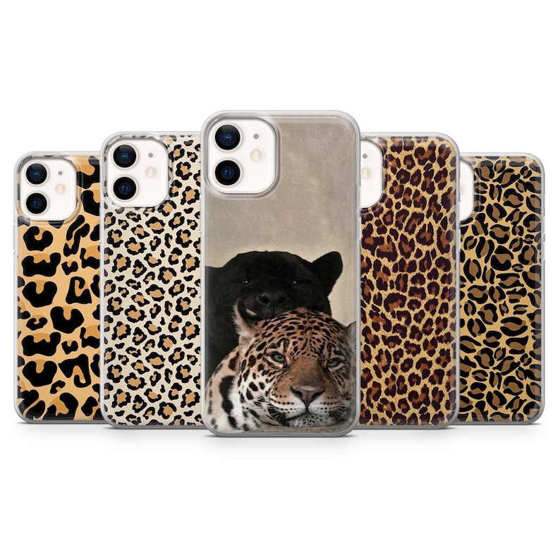 Op de afbeelding: Vijf verschillende telefoonhoesjes met een luipaardprint. Een hoesje heeft een zwarte panter en een jaguar.
