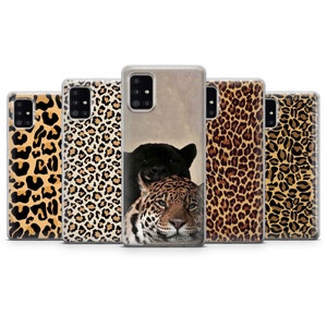 Op de afbeelding: Vijf verschillende telefoonhoesjes met een luipaardprint. Een hoesje heeft een zwarte panter en een jaguar.