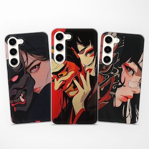 Puede incluir: Tres fundas para teléfono con diferentes diseños que presentan mujeres de estilo anime con máscaras. La primera funda tiene una máscara en blanco y negro con una boca roja. La segunda funda tiene una máscara roja y negra con una boca blanca. La tercera funda tiene una máscara en blanco y negro con una boca roja.