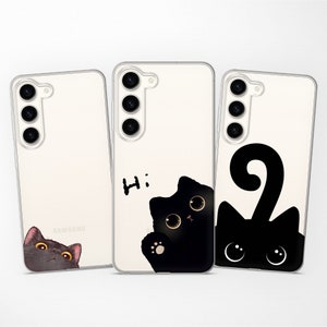Puede incluir: Tres fundas transparentes para teléfono con diseños de gatos negros. La primera funda tiene un gato asomándose por la parte inferior, la segunda funda tiene un gato con la palabra "Hi" encima y la tercera funda tiene un gato con la cola enroscada.