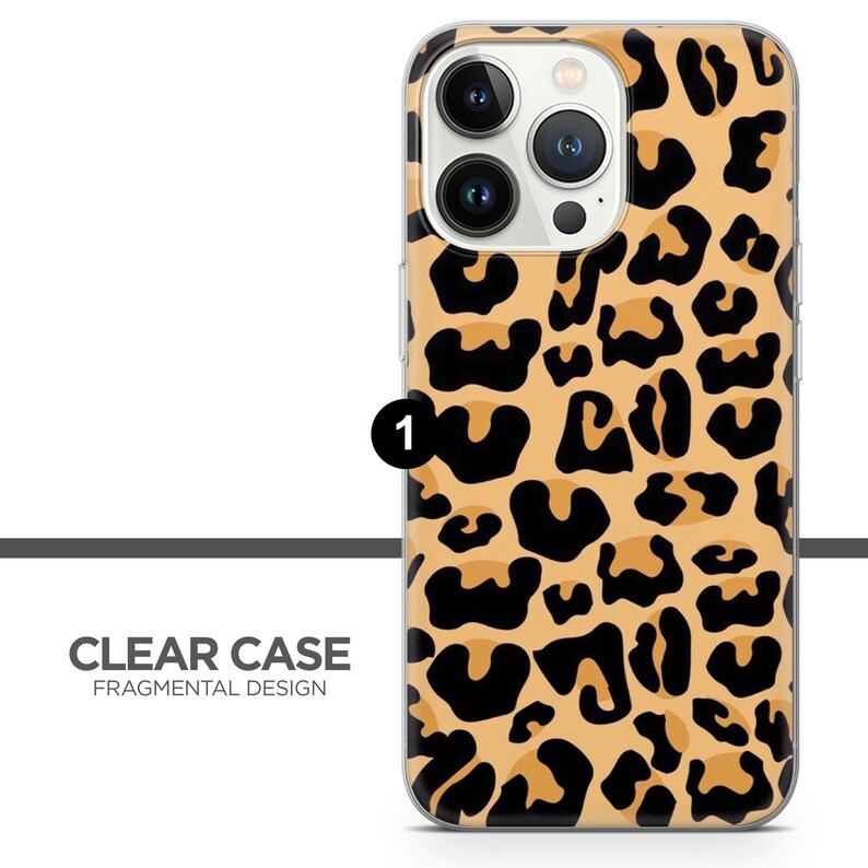 Op de afbeelding: Een transparante telefoonhoes met een luipaardprint. De hoes is compatibel met een iPhone met een drievoudige camera lens.