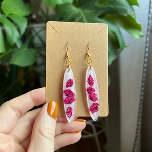 Kolczyki z różowymi, sprasowanymi kwiatami, długie, owalne | Kolczyki z kwiatami z żywicy | Słodkie kolczyki z kwiatami | Prezenty dla niej