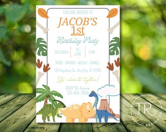 Op de afbeelding: Een witte uitnodiging voor een dinosaurus-thema verjaardagsfeest met groene, oranje en blauwe accenten. De uitnodiging zegt "Je bent uitgenodigd voor Jacob's 1e verjaardagsparty" met de datum en tijd van het feest. Het bevat ook een dinosaurus-illustratie en de tekst "Laten we samen vieren!"