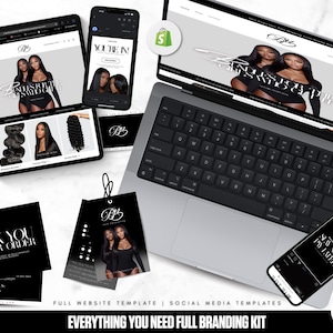 Op de afbeelding: Een branding kit mockup met een laptop, tablet en smartphone met een website ontwerp met twee vrouwen. Ook inbegrepen zijn visitekaartjes, hangtags en een bedankkaart. De kit is in zwart en wit.