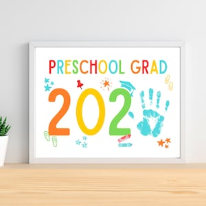 Arte con huella de mano para graduación de preescolar de 2025, Diploma con huella de mano para graduación de preescolar, Actividad de arte con huella de mano para recordar el último día de clases