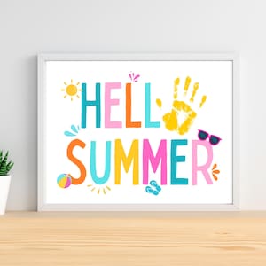 Könnte beinhalten: Ein weißer gerahmter Druck mit dem Text "Hello Summer" in bunten Buchstaben. Der Druck zeigt einen gelben Handabdruck, einen Strandball, eine Sonnenbrille und andere sommerliche Illustrationen.