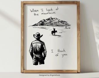Może przedstawiać: Czarno-biała ilustracja kowboja patrzącego na pasmo górskie z krzyżem na szczycie. Tekst "When I look at the mountains I think of you." jest napisany na wydruku.