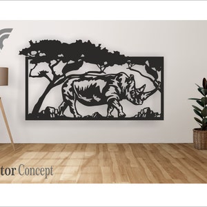 以下が含まれることがあります： 白い壁に設置された、木々が生い茂るサバンナを歩くサイの姿を描いた黒い金属製の壁飾り。部屋は木製の床である。