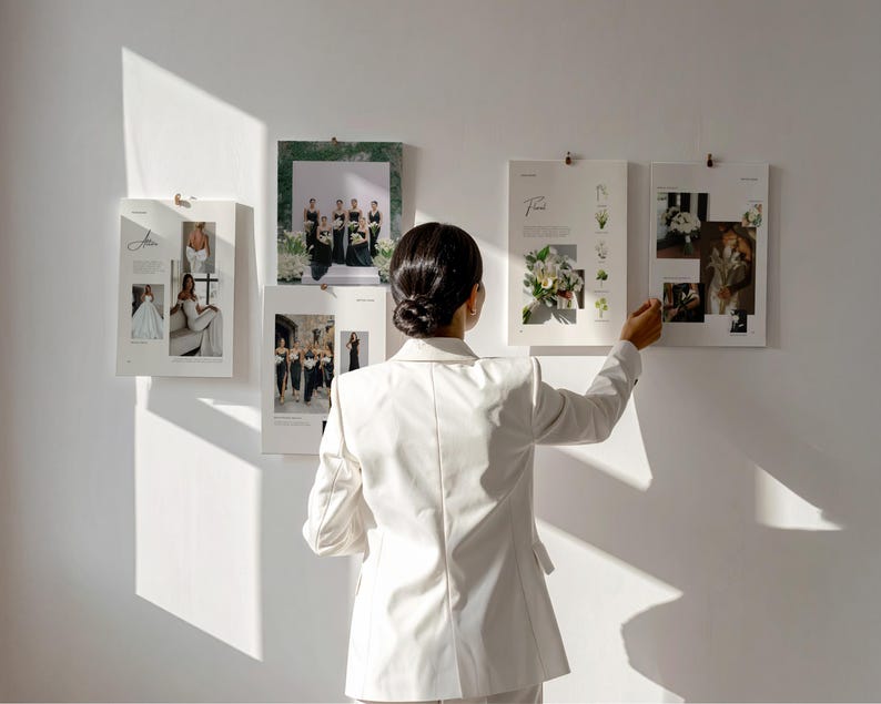 Puede incluir: Un blazer blanco usado por una persona frente a una pared con cuatro carteles rectangulares que presentan fotograf&iacute;as de bodas, arreglos florales y texto. Los carteles est&aacute;n colgados con clips, mostrando varias escenas nupciales.