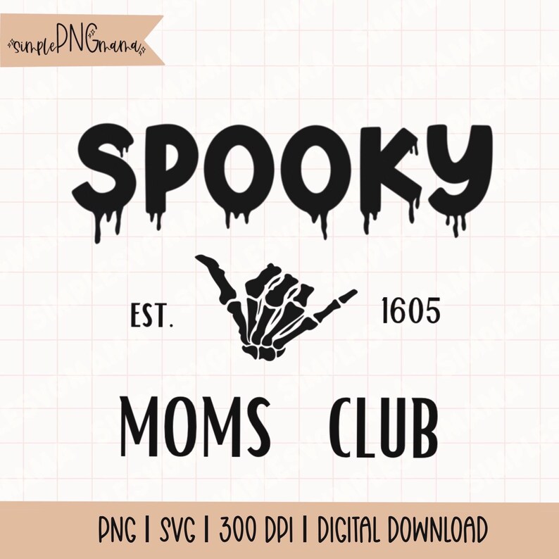 Op de afbeelding: Zwart grafisch ontwerp met het woord "SPOOKY" in een druipend lettertype, een skelet hand in een hang loose gebaar, en de tekst "EST. 1605" en "MOMS CLUB". Het ontwerp staat op een rasterachtergrond.