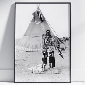 Wydruk ze zdjęciem rdzennej ludności w stylu vintage: Namiot indiański, czarno-biała sztuka ścienna (pobranie cyfrowe)