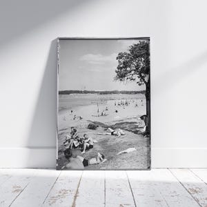 Vintage Beach Scene–1950s Black and White Summer Photo, Black and White Art, Vintage Wall Art,Old Photo,Digital DOWNLOAD, PRINTABLE Wall Art