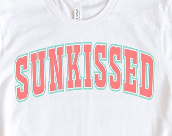 Sunkissed Varsity Design: Sommer Strandleben PNG SVG (Digitaler Download)