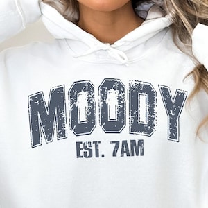 Moody Est 7AM Png, Humor dla dorosłych png, Śmieszna koszulka dla dorosłych, Nie poranna osoba png, Plik do druku, Pobieranie cyfrowe, koszulka moody, est 7am