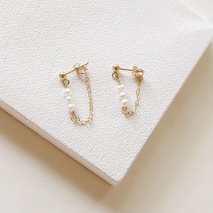 Pendientes de cadena de perlas / pendientes rellenos de oro / pendientes de plata / pendientes de botón delicados / pendientes colgantes / regalo para ella