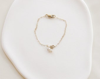 pulsera de bebé de perlas diminutas / pulsera llena de oro de 14k / pulsera de mamá y yo / regalo de niña / accesorio para recién nacidos