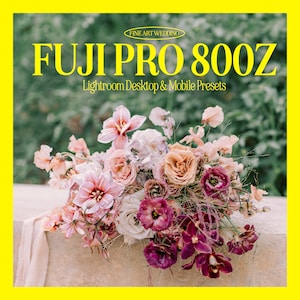Puede incluir: Un ramo de flores rosas, blancas y moradas dispuestas sobre una superficie gris claro. Las flores incluyen rosas, orquídeas y otras flores. El texto "FUJI PRO 800Z Lightroom Desktop & Mobile Presets" se muestra sobre el ramo.
