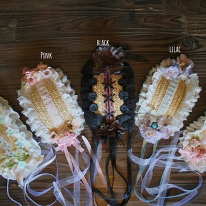 Può includere: Cinque diversi accessori per capelli con decorazioni in pizzo e nastro. Gli accessori sono di colore verde, rosa, nero, lilla e rosa.