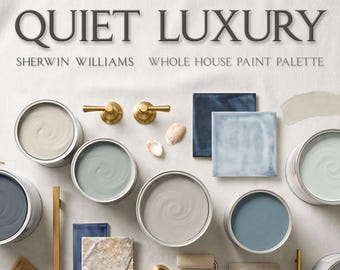 以下が含まれることがあります： ペンキ缶、タイル、金物類を真上から撮影した画像。「QUIET LUXURY」と「SHERWIN WILLIAMS WHOLE HOUSE PAINT PALETTE」の文字。グレー、ブルー、ベージュなど、落ち着いた色合いのパレットで、穏やかな雰囲気を演出しています。