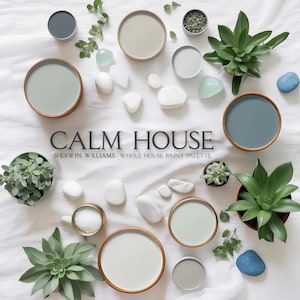 Puede incluir: Una composición serena con muestras de pintura en varios tonos de verde, gris y blanco, dispuestas con pequeñas suculentas en macetas y piedras decorativas. Se muestra el texto "CALM HOUSE" y "SHERWIN WILLIAMS WHOLE HOUSE PAINT PALETTE".