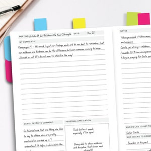 Op de afbeelding: Een wit en zwart dagboek met een roze, gele en groene sticky note op de omslag. Het dagboek is getiteld "Je spirituele reis, week na week begeleid". Het dagboek heeft secties voor notities, persoonlijke toepassing, edelstenen en favoriete opmerkingen.