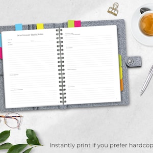 Peut inclure: Un carnet &agrave; spirales gris avec le texte "Watchtower Study Notes" sur la couverture. Le carnet est ouvert sur une page blanche avec du papier lign&eacute;. Il y a des notes autocollantes color&eacute;es sur les pages.
