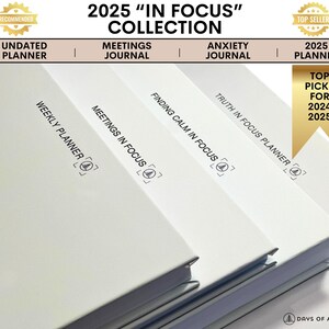 Peut inclure: Quatre planificateurs blancs avec du texte noir. Les planificateurs sont empil&eacute;s les uns sur les autres. Le texte sur les planificateurs indique "Weekly Planner", "Meetings in Focus", "Finding Calm in Focus" et "Truth in Focus Planner".